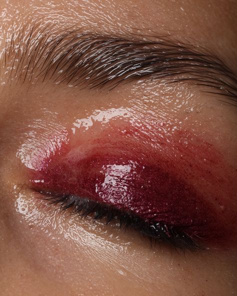 red wet eye makeup Wet Skin Reference, Wet Look Eyeshadow, Wet Eye Makeup, Wet Hair Photography, Wetlook Makeup, Wet Look Photoshoot Inspiration, Wet Editorial, Wet Eyeshadow Look, Blood Makeup Look