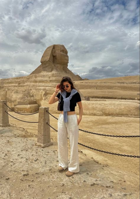 Pyramids Egypt Outfit, Giza Pyramids Outfit, Trip To Egypt Outfit, Egypt Summer Outfit, Africa Outfits Travel, Egypt Holiday Outfits, Luxor Egypt Outfit, Egypt Vacation Outfit, Egypt Outfit Ideas