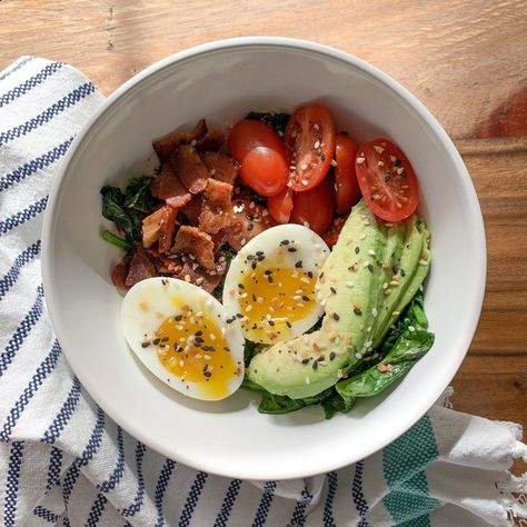 Keto Breakfast Bowl Eggs Tomato, Low Carb Quiche, Best Keto Breakfast, Healthy Breakfast Bowls, Bacon Eggs, Simple Salad, Keto Diet Breakfast, Diner Recept, Resep Diet