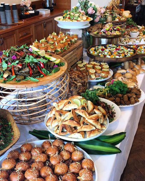 Bridal Shower Buffet, Appetizers Table, Decorações Com Comidas, Party Food Buffet, Reception Food, Wedding Buffet, Party Food Platters, Food Displays, Party Buffet