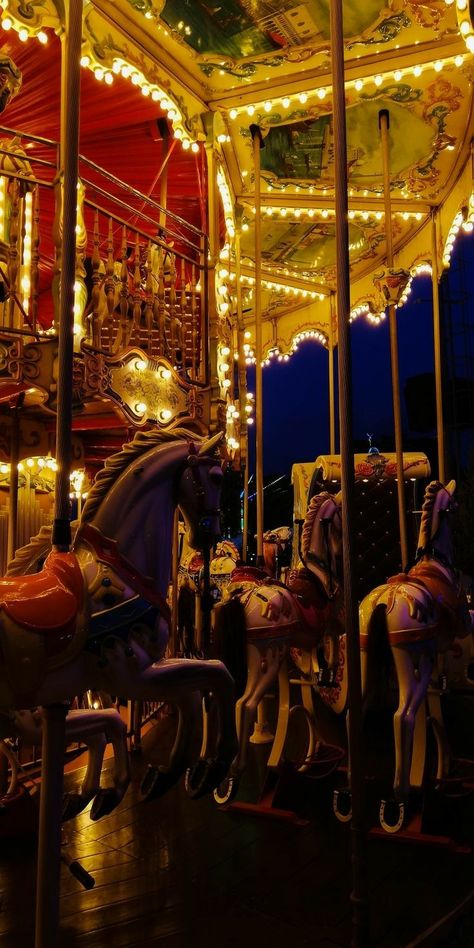 Carousel Wallpaper Aesthetic, Carnival Aesthetic Vintage, Vintage Funfair, Funfair Aesthetic, Carousel Wallpaper, Carousel Aesthetic, Carousel Vintage, Carnival Aesthetic, Vintage Carousel