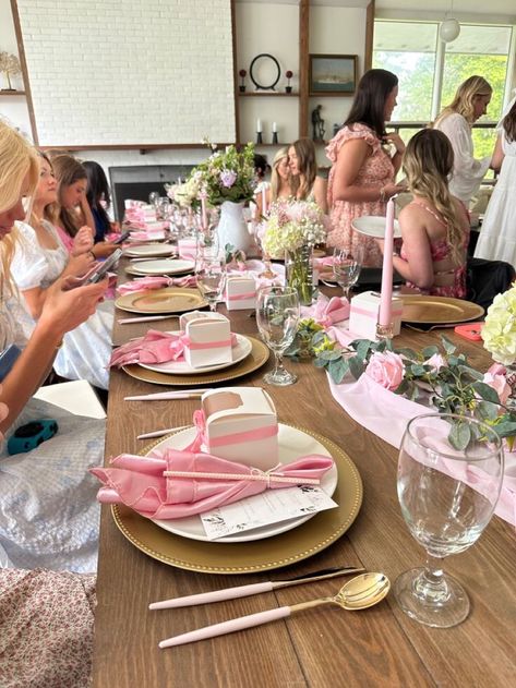 Sweet 16 Dinner Table, Pretty Pink Party, 18th Birthday Lunch, Pretty In Pink Birthday Party, 18th Birthday Party Themes, Bday Dinner, Sweet Sixteen Birthday Party Ideas, Girly Birthday Party, Birthday Lunch