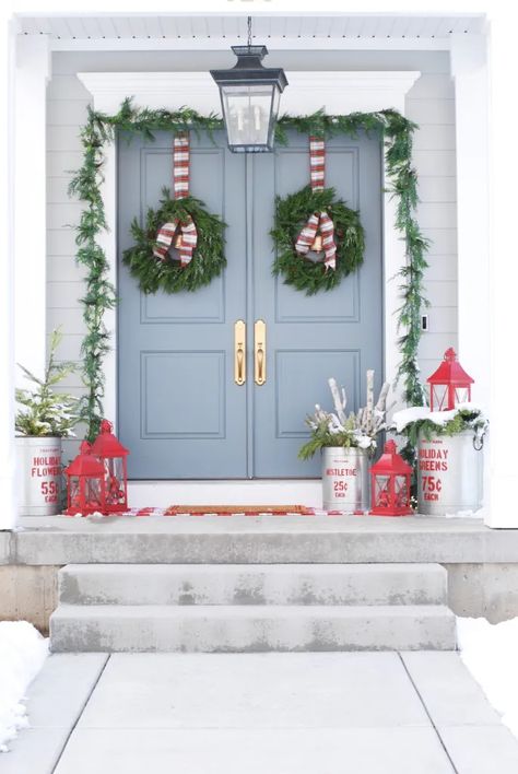 Inverted Stacked Bob, Christmas Outdoor Decor Ideas, Christmas Outdoor Decor, Glitter Centerpieces, Outdoor Christmas Decoration Ideas, Rustic Color Palettes, Christmas Decorations Outdoor, Best Christmas Recipes, Festive Centerpieces