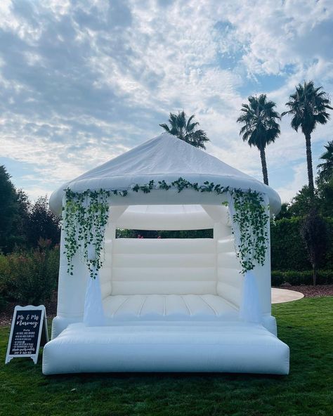 Wedding Jumping Castle, Bouncy House Business, White Bouncy House, Wedding Bounce House, 17th Birthday Party Ideas, Wedding Games For Kids, White Bounce House, Event Rental Business, 17th Birthday Party