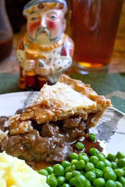 British steak pie with gravy Mashed Potatoes And Gravy, Potatoes And Gravy, Steak Pie, British Cooking, Beef Pies, British Dishes, Scottish Recipes, Pub Food, Mary Berry