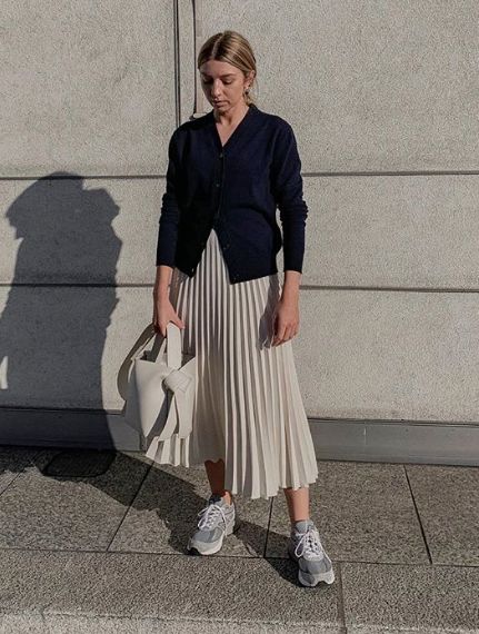 White Pleated Skirt, Rock Outfit, Maxi Cardigan, A Skirt, Skirt Outfit, Mode Inspo, 가을 패션, Pleated Midi Skirt, Ladies Dress Design