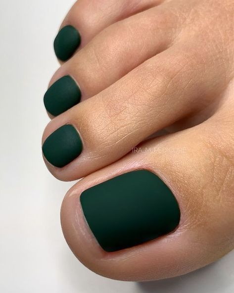 a matte dark green pedicure is a chic and stylish idea for the fall, and such a color is great for winter, too Dark Color Pedicure, Matte Pedicure Ideas, Green Toes Nails, Emerald Green Toe Nails, Dark Green Pedicure, Matte Pedicure, Best Pedicure Colors, Green Pedicure, Pedicure Trends