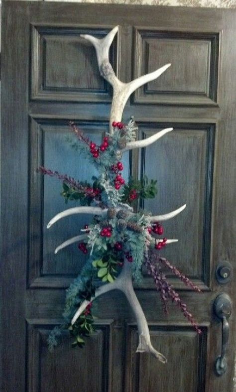 25 Top outdoor Christmas decorations on Pinterest - Easyday Antler Ideas, Deer Antler Decor, Antler Crafts, Antler Art, Deer Decor, Navidad Diy, Door Decoration, Diy Decoration, Noel Christmas