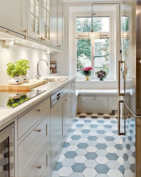 Long Narrow Kitchen Layout, Narrow Kitchen Layout, Long Narrow Kitchen, Desain Pantry, Galley Kitchens, Narrow Kitchen, Kabinet Dapur, Tile Flooring, Kitchen Trends