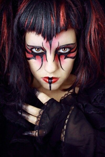 Cool looking goth makeup Sith Makeup, Sith Costume, Viking Makeup, Alternative Women, Star Wars Makeup, Punk Makeup, Cool Halloween Makeup, Gothic Girl, Unique Makeup