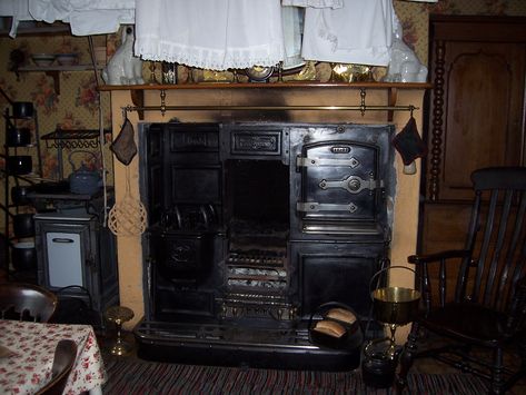 1910s kitchen at Beamish Museum Victorian Kitchens, Edwardian Kitchen, 1920s Kitchen, Hearth Tiles, Gorgeous Fireplaces, Cast Iron Stove, Victorian Kitchen, Victorian Tiles, House Restoration