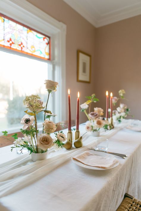 5 Ways to Add Flowers to Rectangular Wedding Tables - Threads & Blooms Long Table Centrepiece Wedding, Rectangle Table Centerpieces, Rectangle Wedding Tables, Long Table Centerpieces, Wedding Plate Setting, Wedding Votives, Bud Vase Centerpiece, Tables Wedding, Wedding Centrepieces