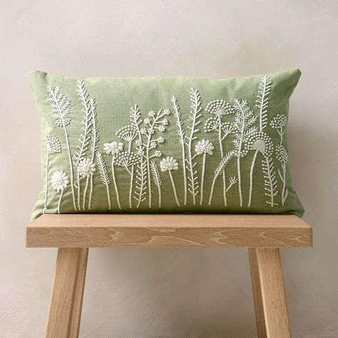 Embroidery Pillow Covers, Hand Embroidery Pillow, Embroidery Wall Decor, Cushion Cover Pattern, Weaving Loom Diy, Cushion Embroidery, Simple Hand Embroidery Patterns, Hand Embroidered Pillows, Pillow Embroidery