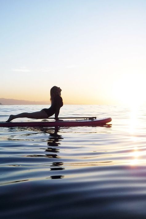 SUP zählt zu den wichtigsten TrendsportartenIn Kombination mit Yoga ist Stand Up Paddling sogar noch effektiverMehr auf ELLE.de lesen. Sjana Elise, Not A Victim, Hata Yoga, Paddle Boarding Pictures, Beauty Fotografie, Sup Girl, Paddle Board Yoga, Stand Up Paddling, Surfer Girls