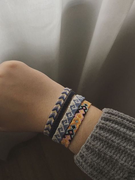 Friendship Bracelet Aesthetic, Aesthetic Friendship Bracelets, Friendship Bracelets Aesthetic, Fimo Ring, Embroidery Bracelet, String Bracelet Patterns, Yarn Bracelets, Cute Friendship Bracelets, Bracelets Friendship