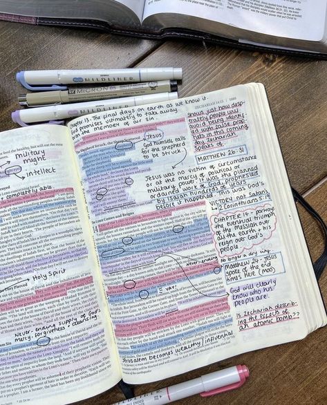 Zechariah Bible Study, Organized Bible, Pretty Bibles, Bible Annotations, Journaling Ideas For Beginners, Bible Highlighting, Creative Bible Journaling, Bible Journaling Ideas, Journal Bible Quotes