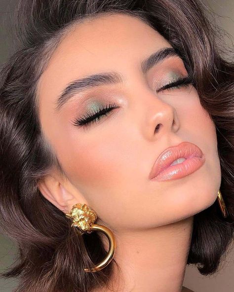 Bridesmaid Makeup Winter Wedding, Makeup Looks For Prom Green Dress, Sage Green Makeup Look Simple, Eyeshadow For Green Eyes Natural, Green Prom Dress Makeup, Emerald Green Makeup Looks Simple, Eyeshadow Looks For Work, Prom Makeup Green Dress, Prom Makeup For Brown Eyes Green Dress