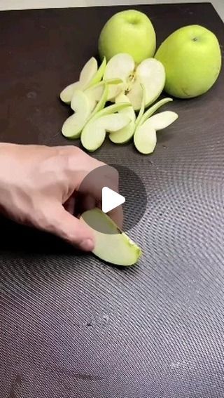 Food Garnishes Ideas Presentation, Fruit Salad Plating, Fruit Carving For Beginners, Creative Food Presentation Ideas, Fruit Cake Decoration, Cake Garnish, Garnishing Ideas, Fruits Carving, Carving Fruit