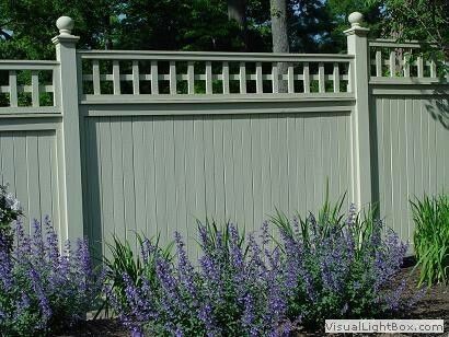 Off white wood privacy fence Subdivision Landscaping, Garden Fence Colours, Fence Colours, Pool Privacy, Garden Gates And Fencing, Decking Ideas, Fence Options, Fence Stain, Classic Villa