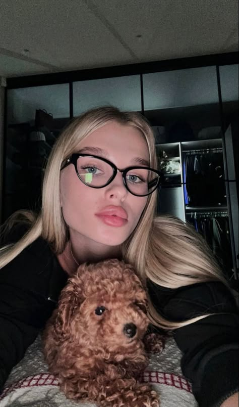 Trendy Glasses For Women, Abg Style Makeup, Deep Winter Makeup, Goth Asian, Trendy Glasses Frames, Makeup Aesthetic Looks, Best Lip Color, Makeup For Glasses, Makeup With Glasses