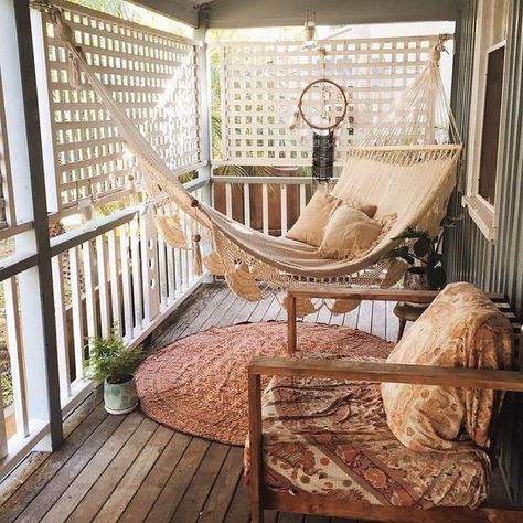 7 Drool Worthy Bohemian Style Patios You'll Love! - Little Vintage Cottage Upstairs Balcony Ideas, Cottage Balcony, Klein Balkon Decor, Design Per Patio, Bohemian Patio, Big Balcony, Apartment Balcony Garden, Balkon Decor, Balcony Privacy