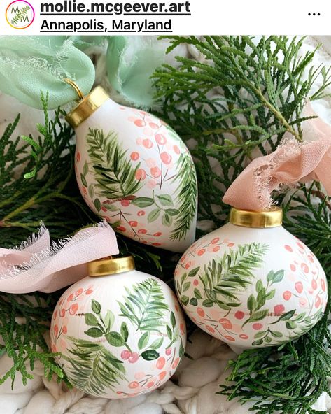 Trending Christmas Ornaments 2024, Hand Painted Ball Ornaments, How To Paint Glass Ornaments, Painting Glass Ornaments Diy, Christmas Ornament Painting Ideas, Painted Ornaments Christmas, Glass Ornaments Diy, Christmas Ball Ornaments Diy, Pretty Christmas Ornaments