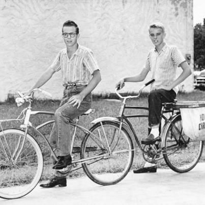 From the Aug. 21, 1960, Houston Chronicle: Howard Rachal, 16, of 1213 Avenue J. and his friend, Sonny Breckon, 13, of 1103 Avenue E., decided to speed delivery of the Chronicle by combining their two bikes. The end result is three wheels, two handlebars and two youngsters who have proved that the freshest news is good news. (ty I Love Texas FB) 70s Newspaper, Newspaper Bike, 1950s Boys, 1950s Kids, Life In The 1950s, Baby Boomers Memories, Teen World, Paper Boy, Tandem Bike