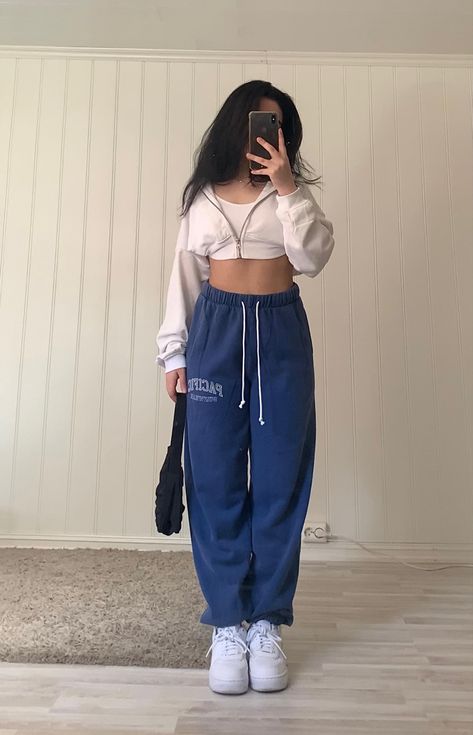 Colored Sweatpants Outfit, Blue Joggers Outfit, Outfit Sporty, Winter Pants Outfit, Best Winter Outfits, Trendy Boy Outfits, Joggers Outfit, Everyday Fashion Outfits, 90s Fashion Outfits