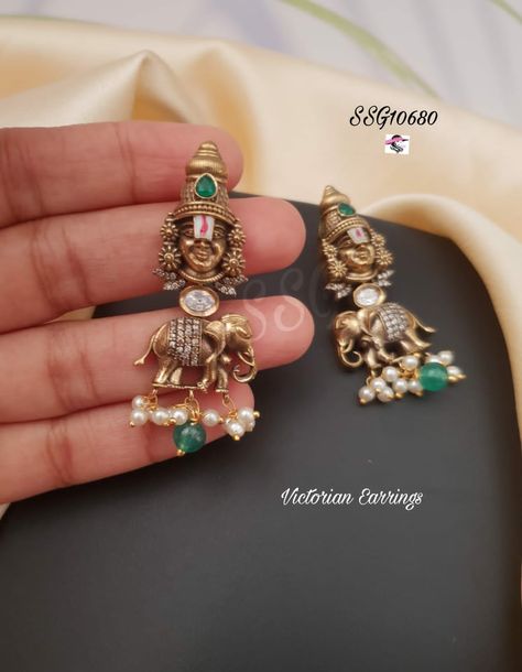 Order whatsapp 7680871433 Temple Jewellery Earrings, Bridal Jewellery Inspiration, Victorian Earrings, Diamond Earrings Design, Earrings Indian, Gold Bride Jewelry, Gold Bangles Design, Jewellery Earrings, Gold Earrings Designs