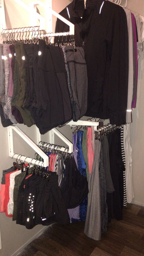 The perfect way to store all your workout clothes! Lululemon Organization, Gym Clothes Closet, Gym Clothes Organization, Summer Workout Outfits, Organization Design, Workout Clothes Cheap, Closet Hacks, Clothes Closet Organization, Closet Renovation