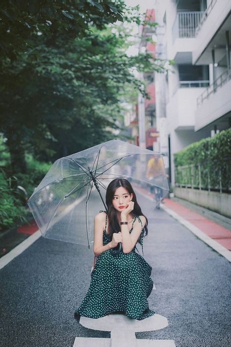 Green Bohemian Dress, Umbrella Photoshoot, Rainy Photoshoot, Umbrella Photography, Umbrella Girl, Photographie Portrait Inspiration, Pose Reference Photo, Portrait Poses, 인물 사진