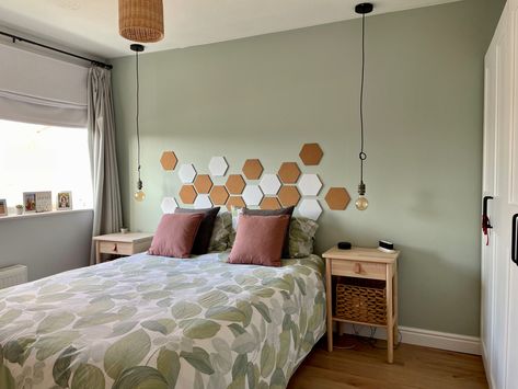 Bedroom interior headboard hexagon cork Hexagon Headboard Diy, Hexagon Bed Headboard, Hexagon Headboard, Honeycomb Headboard, Honeycomb Bedroom, Hand Sewn Hexagon Quilt, Hexagon Quilt Hand Sewn, Hexagon Pattern, Upholstered Headboard