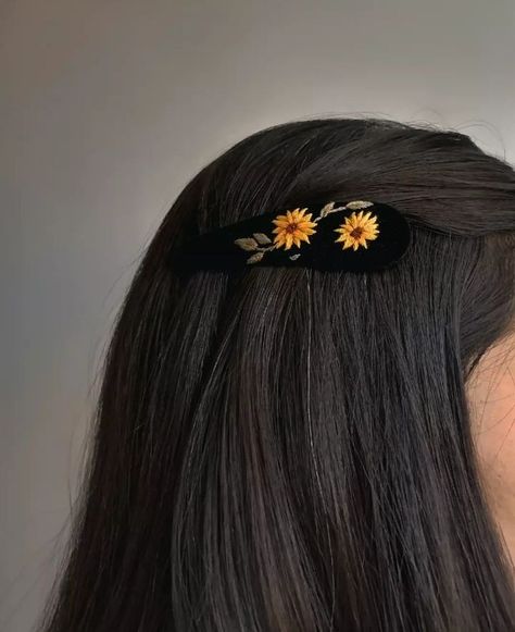 Hairclip, embroidery, sunflower Sunflower Hair Clip, Diy Headbands, Diy Hair Accessories Ribbon, Tropical Wedding Invitations, Hair Clips Diy, Handmade Hair Clip, Handmade Hair Bows, Diy Headband, Hand Embroidery Art