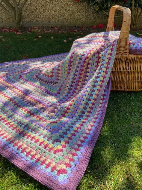 Modern Haken, Crochet Blanket Diy, Crochet Blanket Tutorial, Mode Crochet, Easy Crochet Blanket, Crochet Blanket Designs, Crochet Granny Square Blanket, Haken Baby, Crochet Quilt