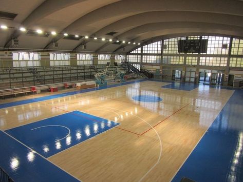 Home Basketball Court, Sports Facility Architecture, Boarding School Aesthetic, Architecture Journal, College Architecture, School Building Design, School Hall, Indoor Basketball Court, Parquet Floor