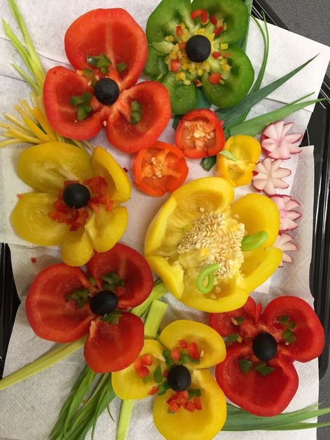 Fancy Food Presentation, Eat More Fruit, Food Art Ideas, Vegetable Decoration, Veggie Art, Fruit Platter Designs, Decorações Com Comidas, Amazing Food Decoration, Fruit And Veggies