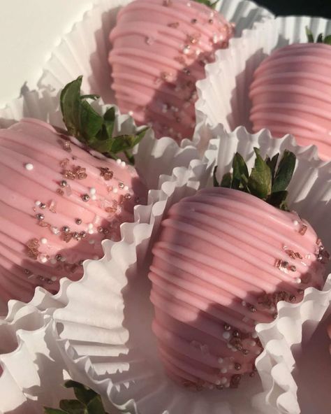 Chocolate Coverd Strawberries, Rose Gold Sprinkles, Strawberries Ideas, Rose Strawberry, Pink Strawberries, Chocolate Covered Strawberry Recipe, Chocolate Covered Strawberries Bouquet, White Chocolate Strawberries, Black Strawberry