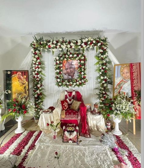 Satsang Decoration At Home, Guruji Darbar Decoration, Satsang Decoration, Flower Decorations Diy, Flower Rangoli, Diy Art Painting, Indian Dresses, Diy Art, Flower Decorations