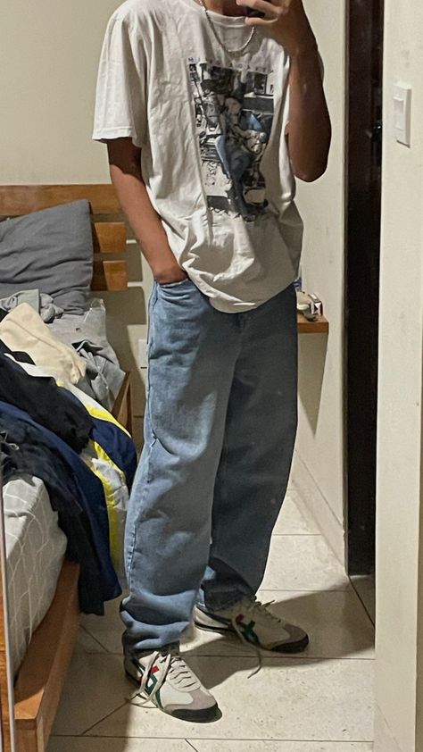 Man In Baggy Clothes, Graphic Tees Guys Aesthetic, Guy Baggy Jeans Outfit, Baggy Guy Jeans, Baggy Outfit Guy, Baggy Man Style, Mens Outfits Blue Jeans, Mens Fashion Baggy Jeans, Guys Outfits Jeans