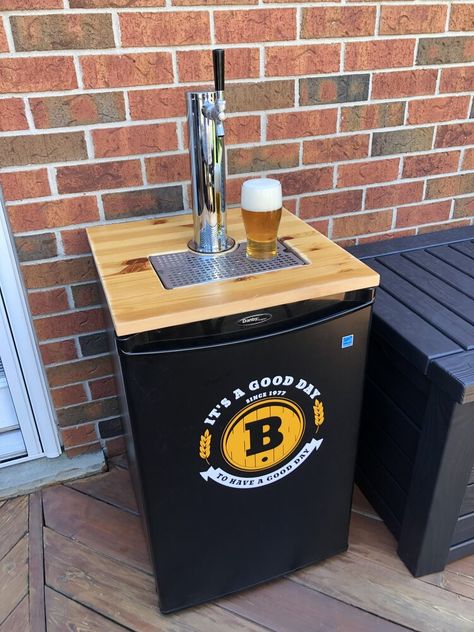 Diy Beer Tap, Diy Kegerator, Beer Bar Ideas, Kegerator Cabinet, Keg Fridge, Outdoor Kegerator, Kegerator Bar, Kegerator Diy, Brew Stand