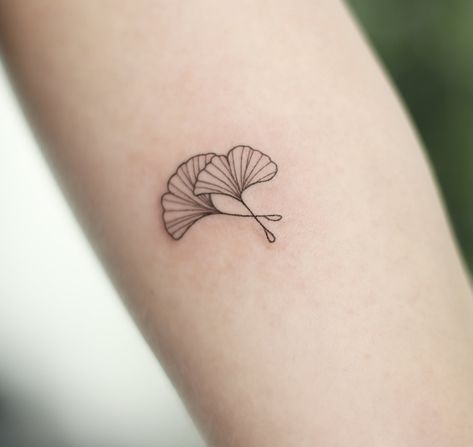 Ginko Leaf Tattoos Design, Ginko Leaves Tattoos, Gingko Leaves Tattoo, Leaves Tattoo, Gingko Leaves, Tiny Tattoos, Color Tattoo, Leaf Tattoos, Tatting