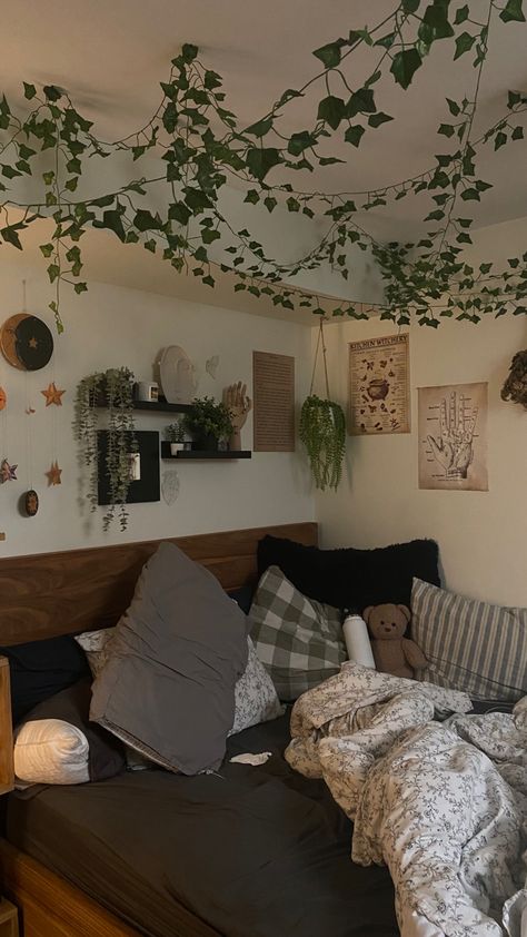 Earthy Minimalist Bedroom Aesthetic, Boho Small Room Ideas, Ivy Room Decor, Party Room Aesthetic, Wedding Party Room, Fake Ivy, Wall Decor Wedding, Dream Bedroom Inspiration, Chill Room