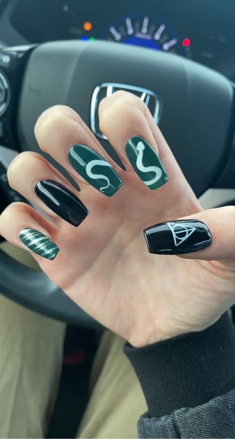 Hp Nails Slytherin, Simple Slytherin Nails, Loki Themed Nails, Harry Potter Acrylic Nails Slytherin, Harry Potter Nail Art Slytherin, Harry Potter Nails Designs Slytherin, Slytherin Acrylic Nails, Slitherin Nails, Harry Potter Nails Acrylic