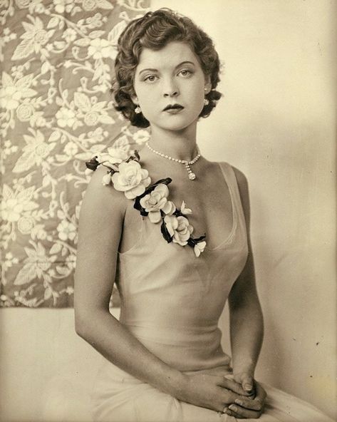 Mena Lazar on Instagram: “Randomly found this photo while doing a google image search. Portrait of woman by William Mortensen. So striking and gorgeous. And, corsage…” Vintage Corsage, Pin Up Curls, Jeanne Lanvin, Beautiful Beach Wedding, 1930s Fashion, Vintage Portraits, Vintage Hairstyles, Vintage Photographs, Vintage Beauty