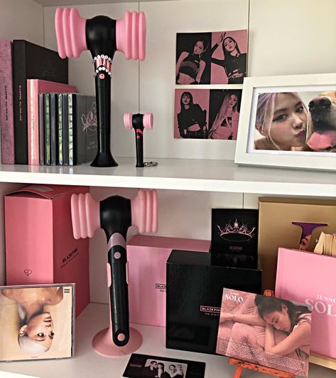 ig @rosegyuv Blackpink Album Collection Aesthetic, Blackpink Room Ideas, Blackpink Shelf, Blackpink Room, Kpop Albums Shelf, Blackpink Collection, Blackpink Merch, Blackpink Square Up, Pink Desk