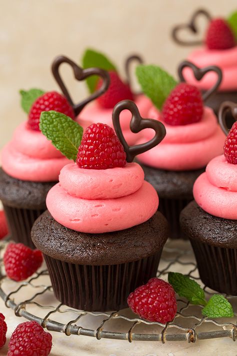 Dark Chocolate Cupcakes with Raspberry Buttercream Frosting | Cooking Classy Cupcake Receptek, Raspberry Buttercream Frosting, Kue Macaroon, Best Buttercream Frosting, Dark Chocolate Cupcakes, Resipi Kek, Raspberry Buttercream, Buttercream Frosting Recipe, Mini Cheesecakes