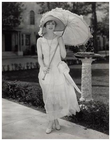 Over the last few months, I've been chipping away at creating accessories for this weekend's upcoming 1920s Lawn Party. Today, I'm going to show you how I turned a standard ebay Chinese parasol int... 1920s Party Dresses, 1920s Day Dress, Style Année 20, Glamour Vintage, 1920 Fashion, Fashion Umbrella, Dress History, Afternoon Dress, Look Retro