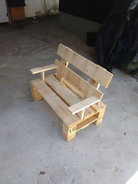 Pallet Bench Outdoor, Pallet Furniture Bench, Wooden Bench Diy, Pallet Ideas For Outside, Kids Furniture Plans, Pallet Kids, Diy Garden Decor Projects, Diy Wall Planter, Headboard Benches