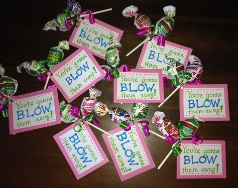 Cheer Treats Ideas, Cheer Snacks, Cheer Treats, Dance Competition Gifts, Competition Gifts, Cheerleading Ideas, Blow Pop, Team Snacks, Cheer Team Gifts