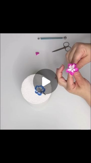 Gum Paste Flowers Tutorials, Flowers For Cake, Cake Design Tutorial, Sugar Paste Flowers, Sugar Flowers Cake, Flower Cake Toppers, Crafts Paper Flowers, Diy Crafts Paper, Cake Supplies